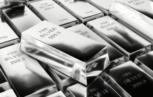 Silver Soars: 25% Surge in 10 Days, Should You Chase or Run Now?