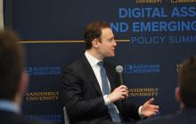 联邦法官阻止亚利桑那州对卡尔希提起刑事指控